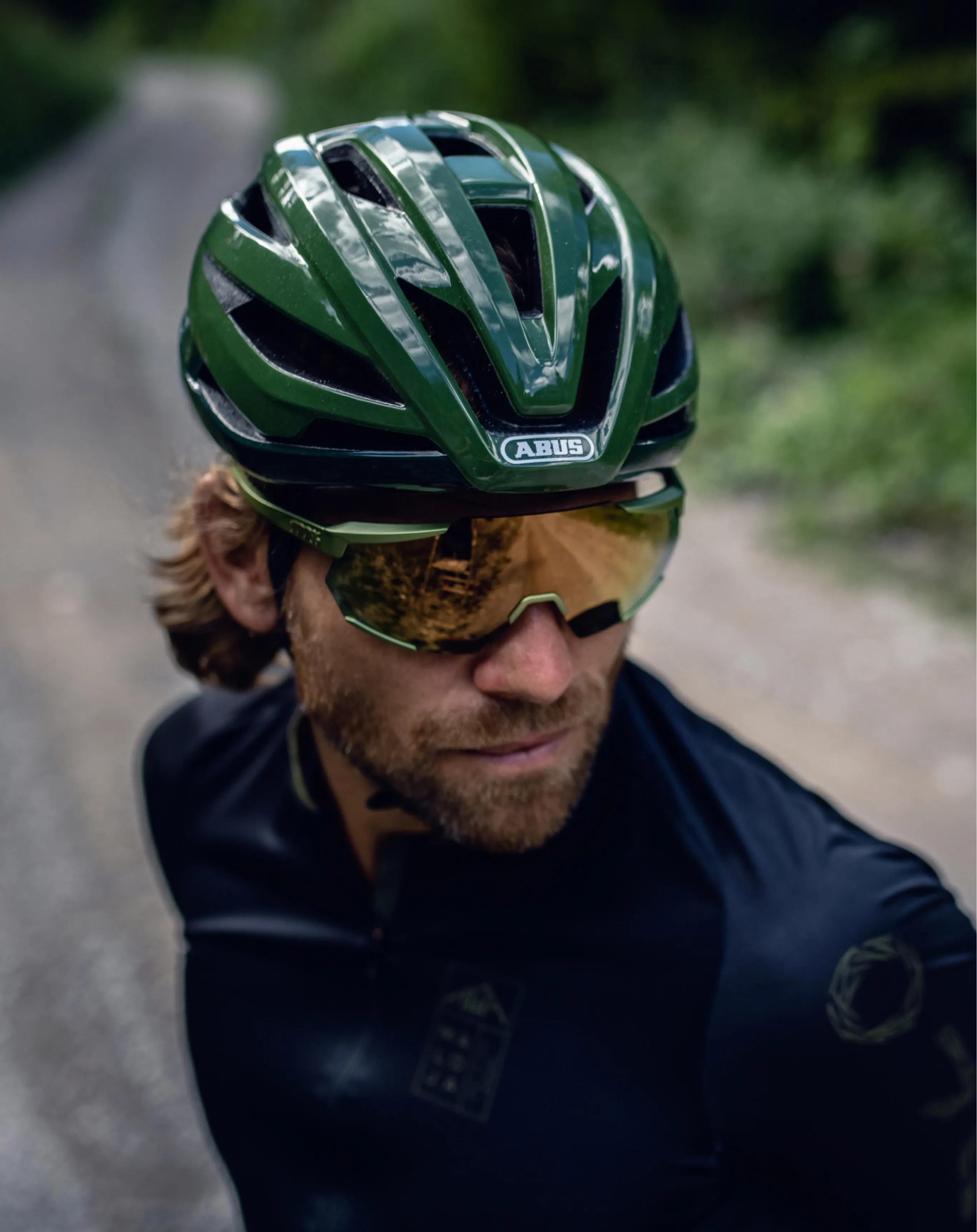 chico con casco abus verde
