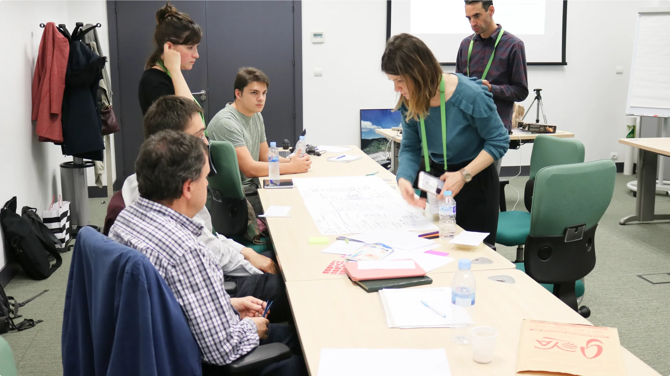 Sesión de co-creación con metodología de pensamiento creativo