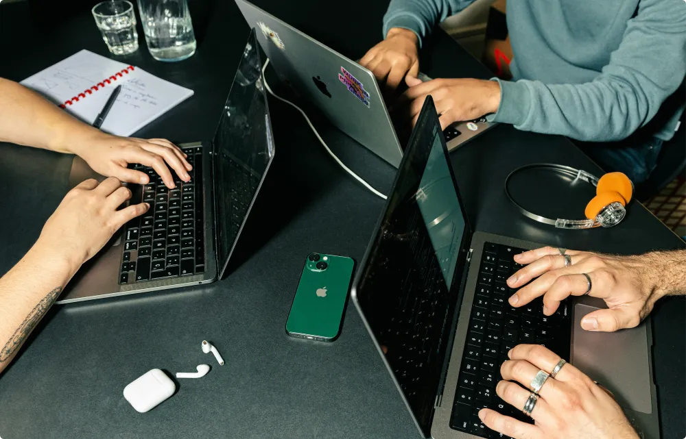 personas usando un portatil