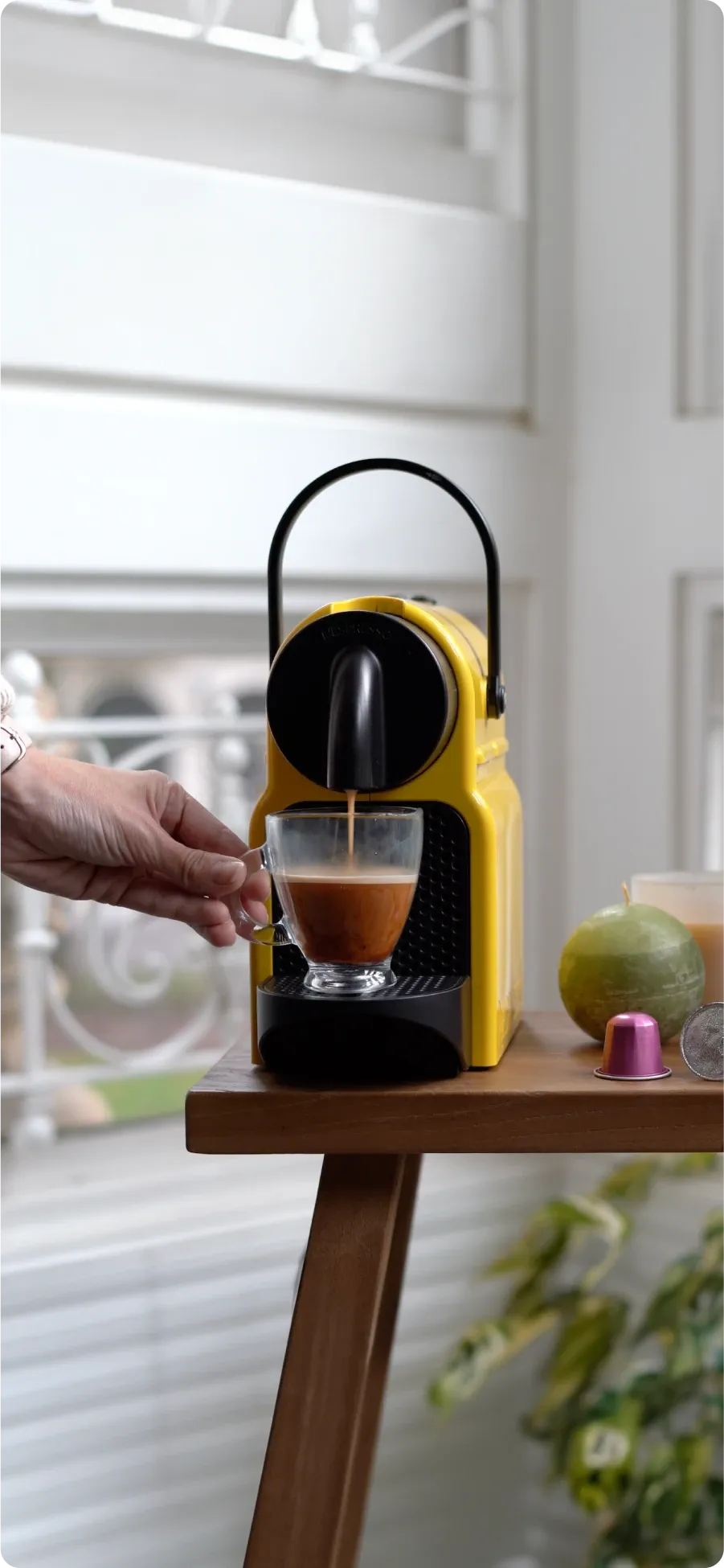 Cafetera amarilla de cápsulas